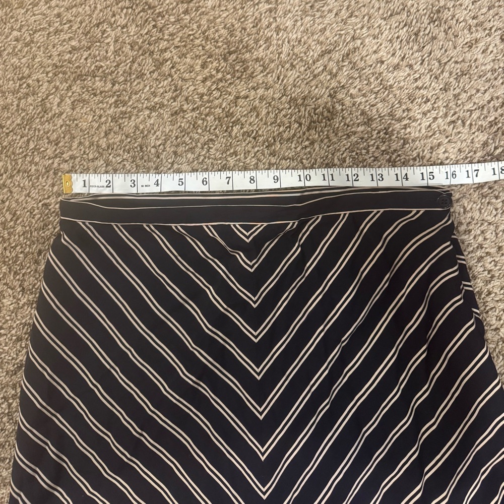 Elegant Black and Cream Striped Skirt - Picture 4 of 4